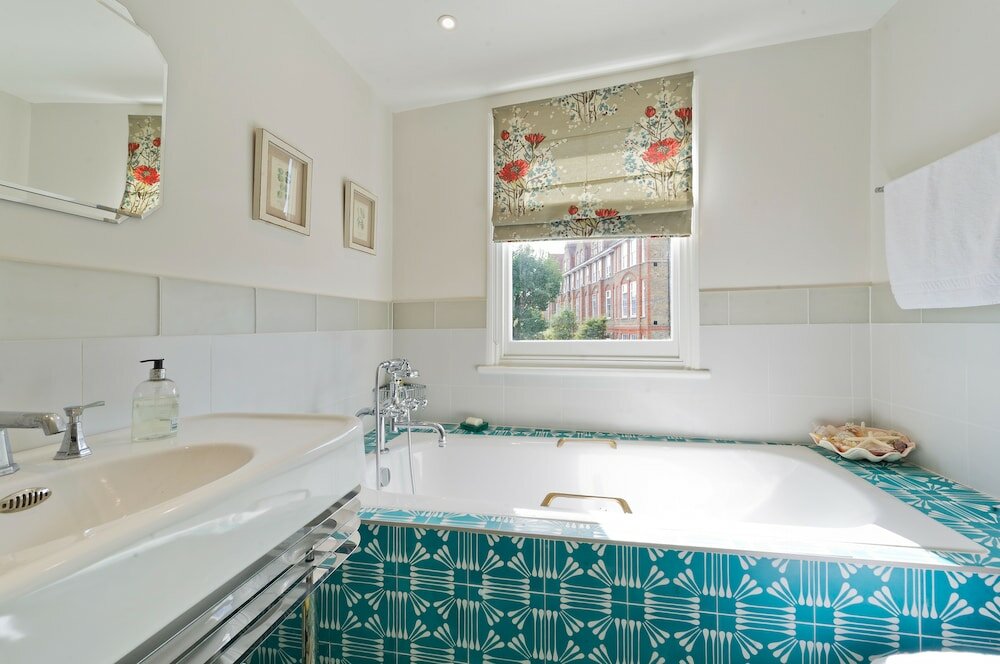 Фото Spacious Family House With Garden Near Battersea Park by Underthedoormat