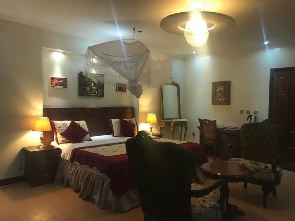 Фото Kingsmen Suites