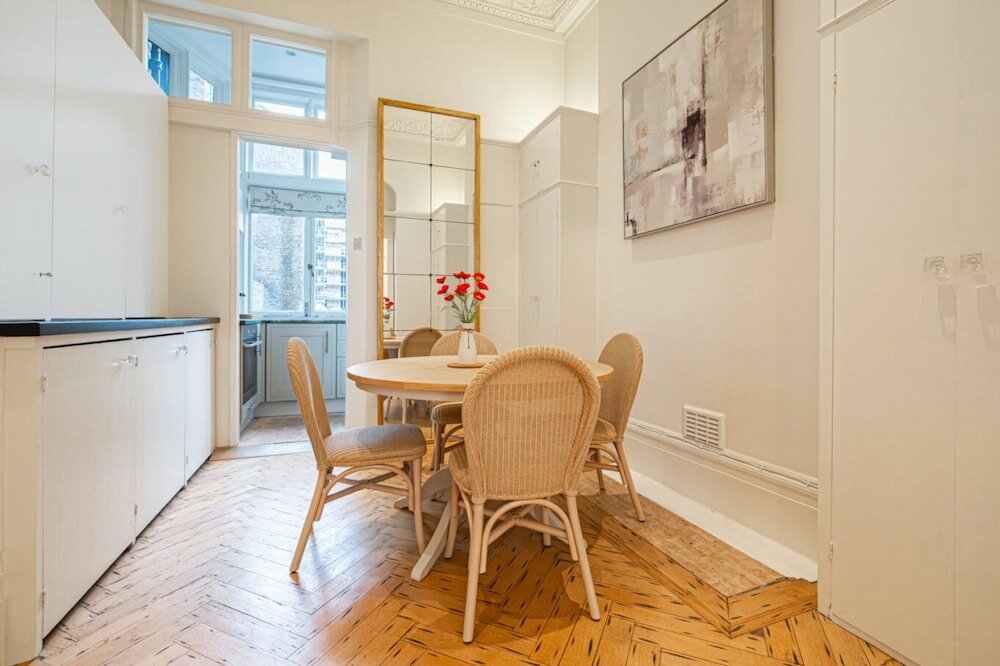 Фото Beautiful Belgravia Apartment by Underthedoormat
