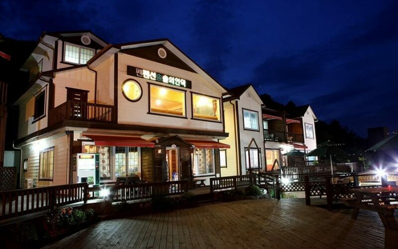 Гостиница Yeongdeok Hill Pine Pension