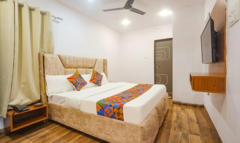 Фото Fabhotel Midnight Inn