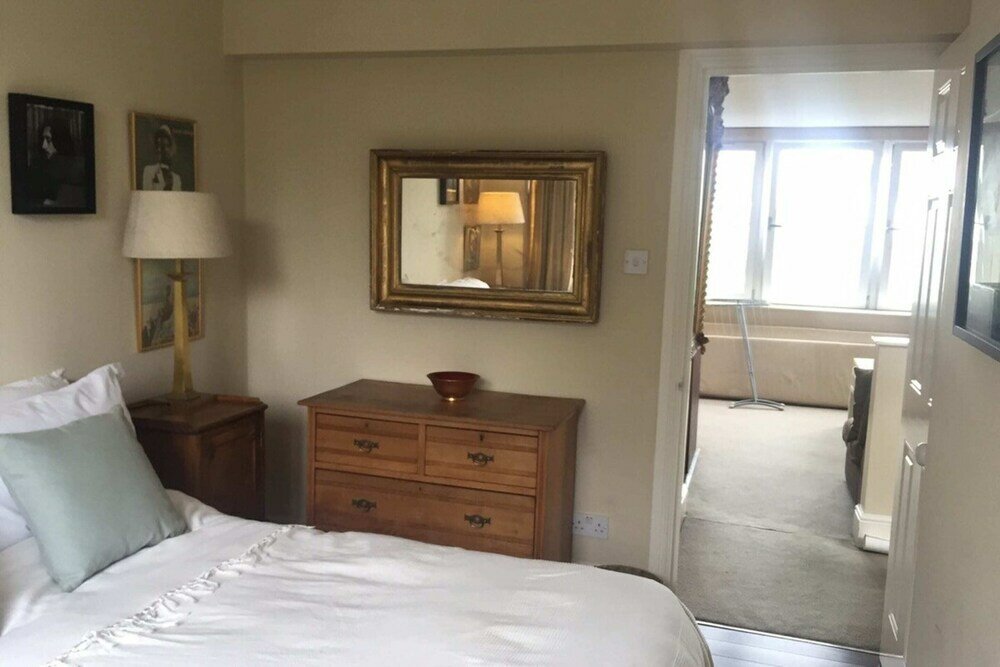 Фото Lovely 2 Bedroom on the Corner of Portobello Road