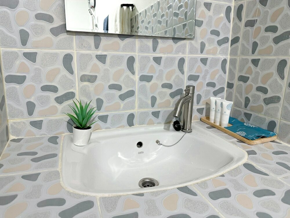 Фото Montana Hotel & Hostel Phuket