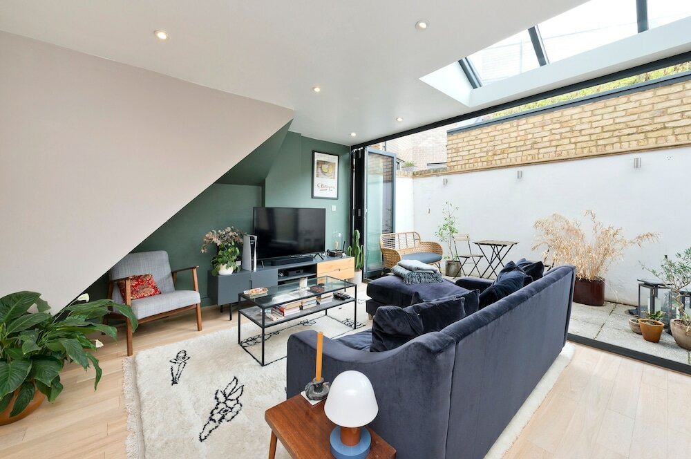 Фото Contemporary Flat With Private Patio in Primrose Hill by UnderTheDoormat