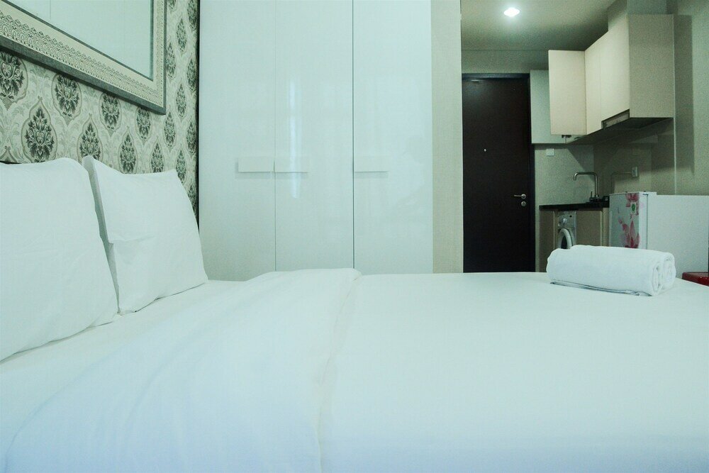 Фото Modern City View Studio Apartment at Puri Mansion