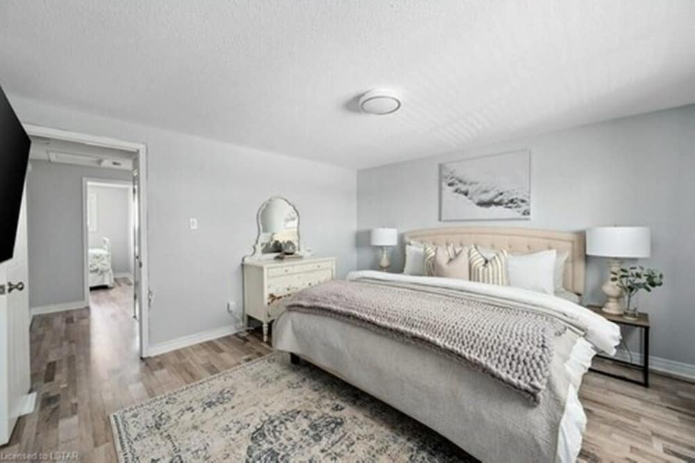 Фото Globalstay. Elegant 3 Bedroom Townhouse in London