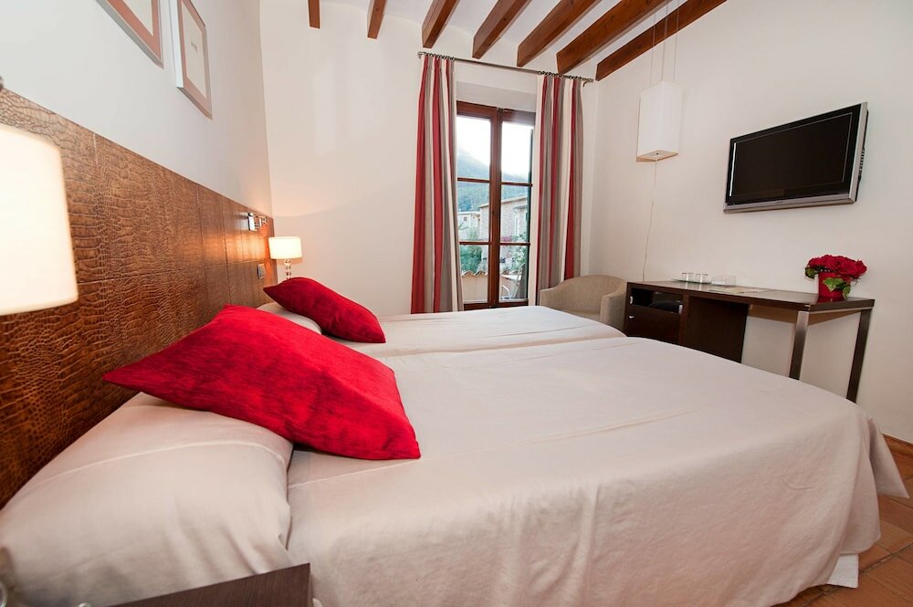 Фото Hotel y Apartamentos Des Puig