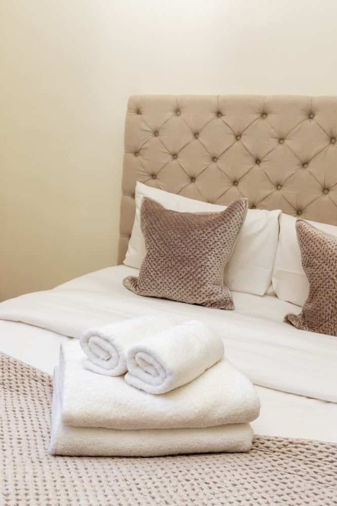 Фото Modern & Beautifully-lit 1 Bedroom Flat, Sheperd's Bush!