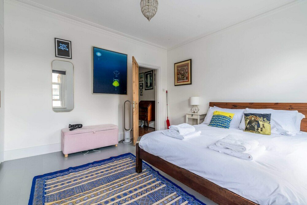 Фото Ealing's Cozy Garden Retreat