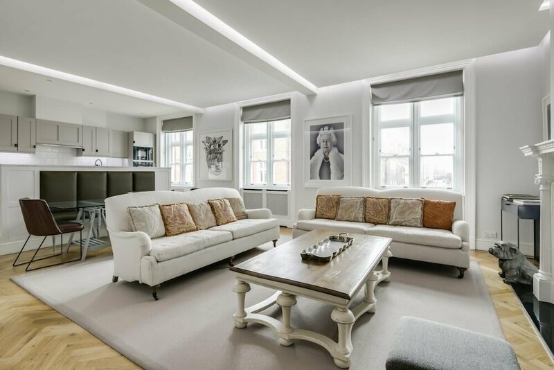 Гостиница The Connaught Suite in London в Лондоне