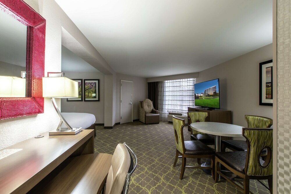 Фото DoubleTree by Hilton Winston Salem - University