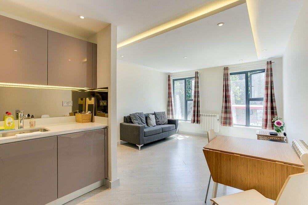 Фото Spacious 1 Bed Near Tube in East London