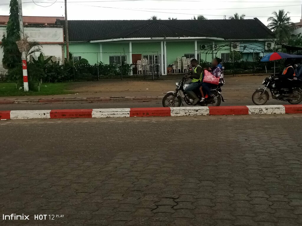 Convenience store Salle de Spectacle Nanfang, Douala, photo
