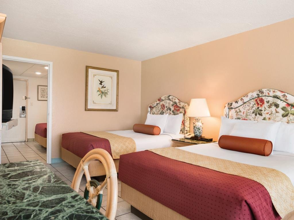 Фото Days Inn by Wyndham Panama City Beach/Ocean Front