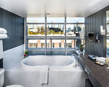 Фото Opus Vancouver