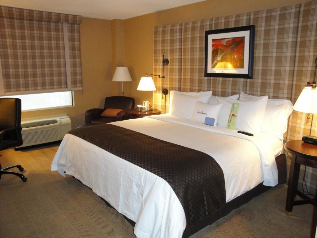 Фото DoubleTree by Hilton Cincinnati Airport