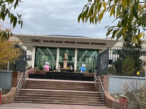 Сүйкімді Джейден Джеймс интернетте ойнайды