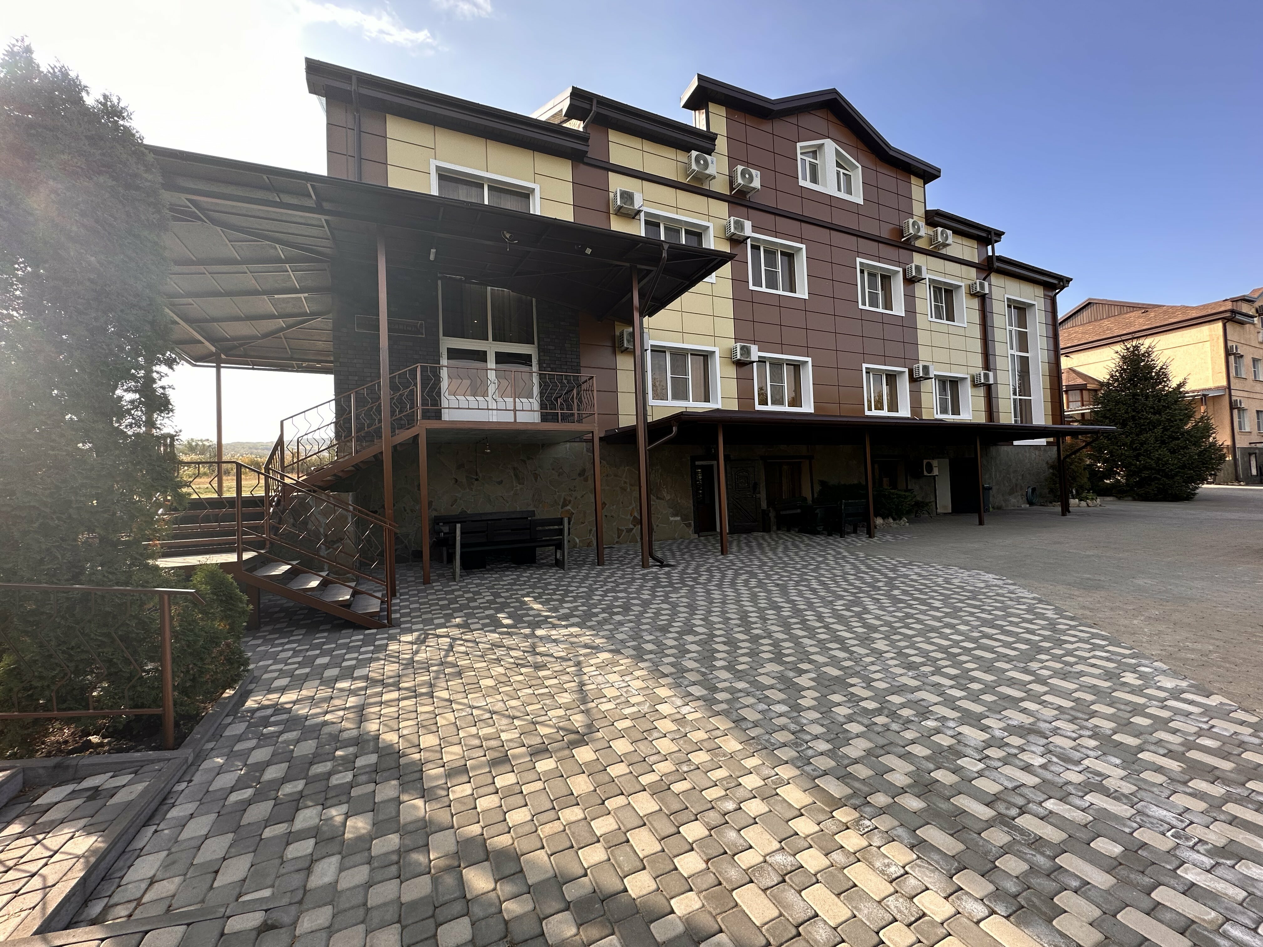 Фото Монест