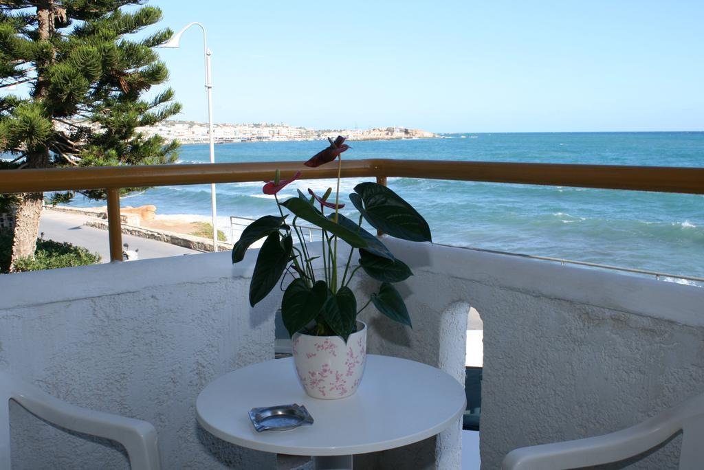 Фото Blue Bay Apartments