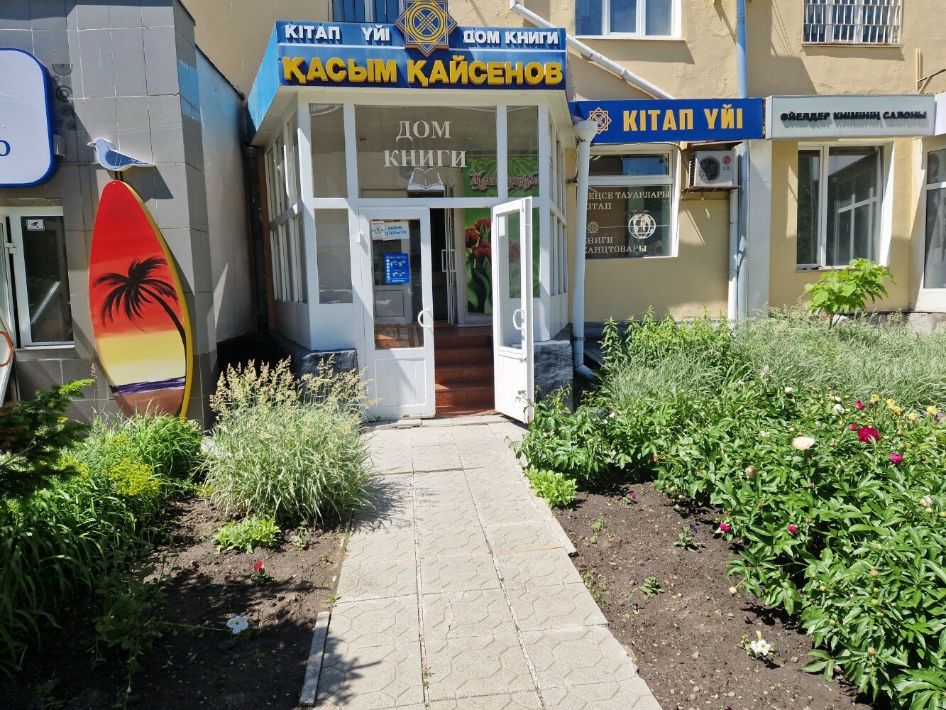 Әдемі кеудесі бар қисық сәби нағыз бұзықпен дөрекі жыныстық қатынасқа түскен