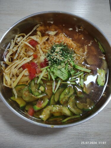 Keksa chilangar kvartiraning kokrak egasini sikdi.