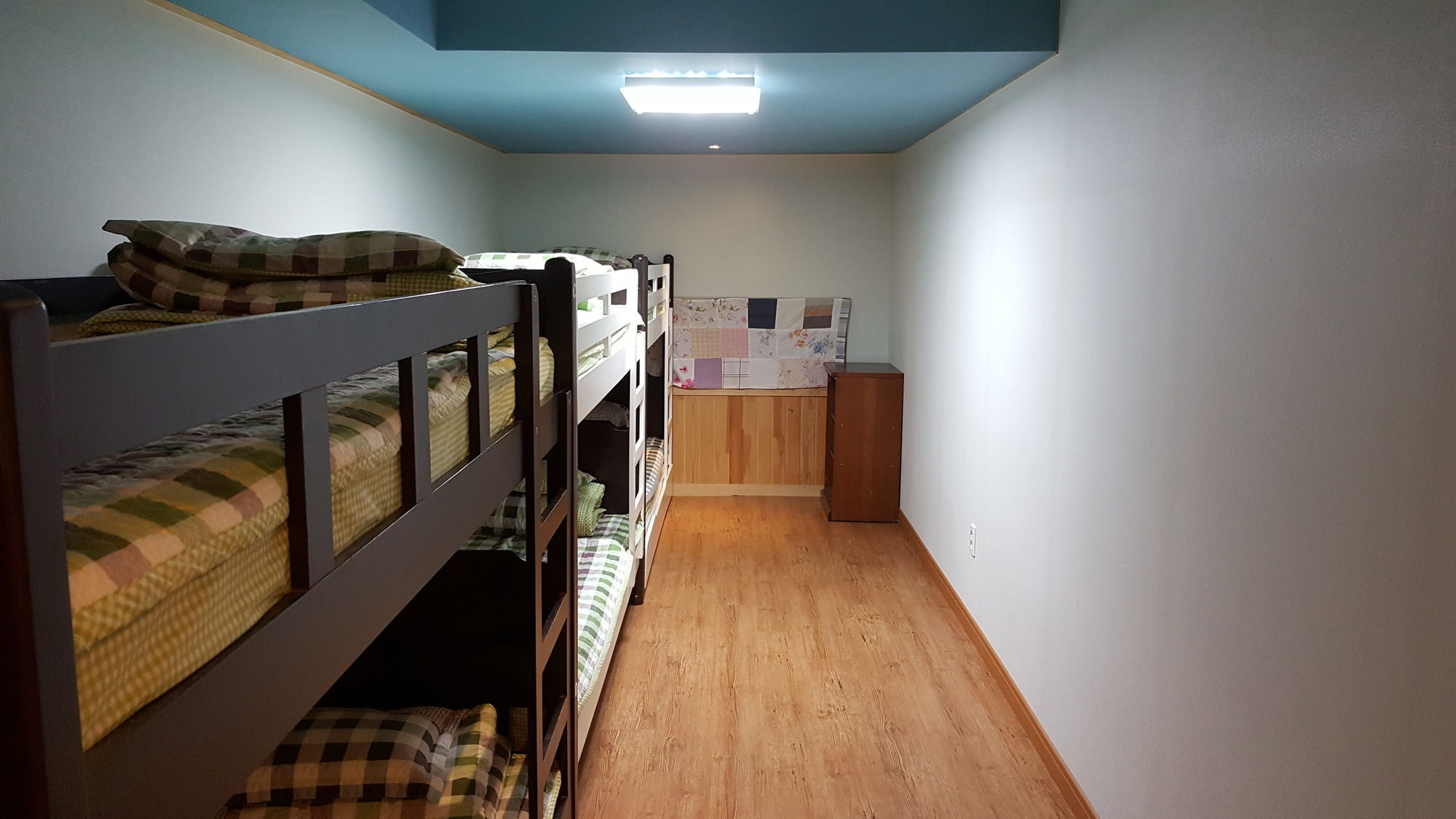 Фото Dongbaekseom Guesthouse - Hostel