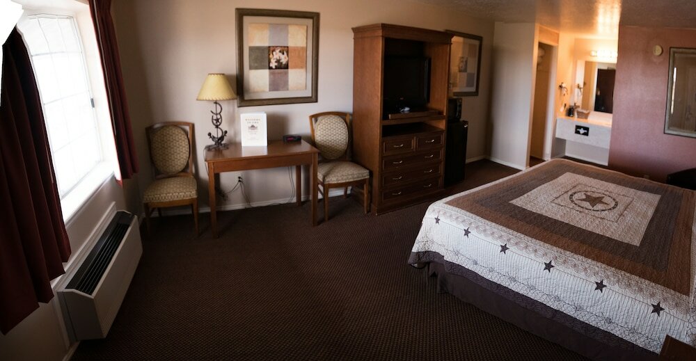 Фото Broken Spur Inn & Steakhouse