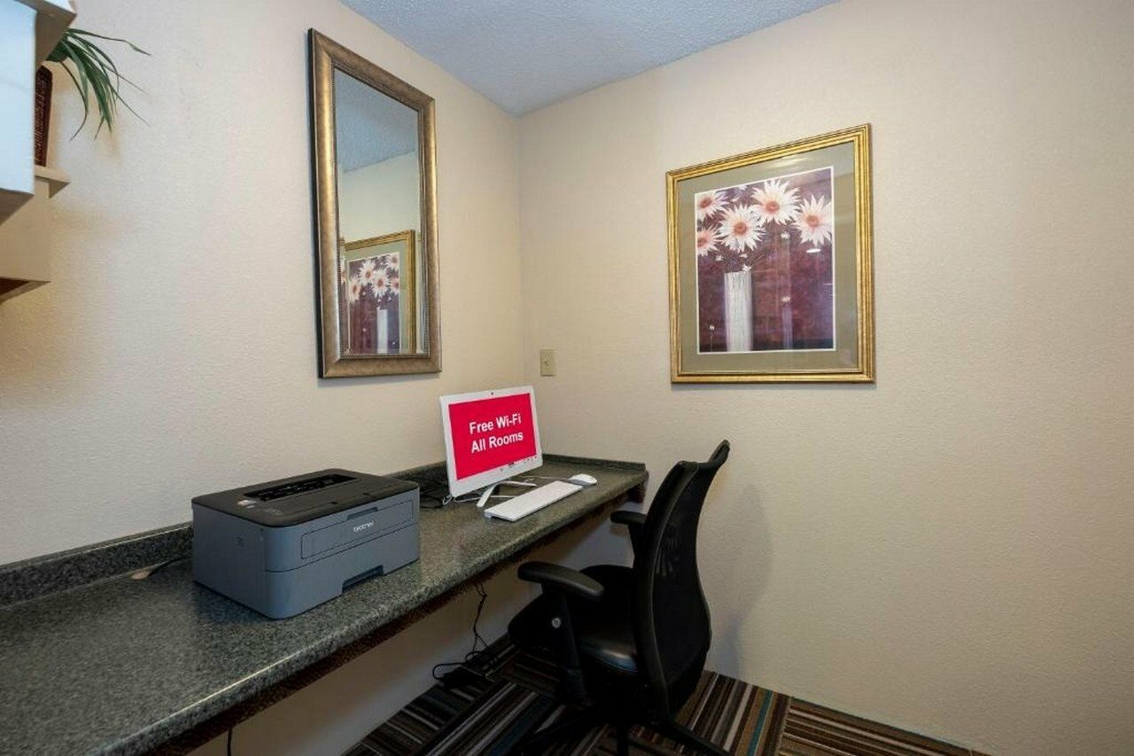 Фото Red Roof Inn Clifton Park