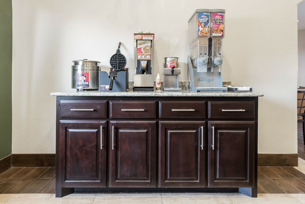 Фото Days Inn & Suites by Wyndham Dallas