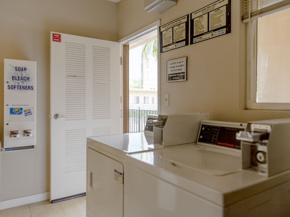 Фото Anaheim Islander Inn and Suites