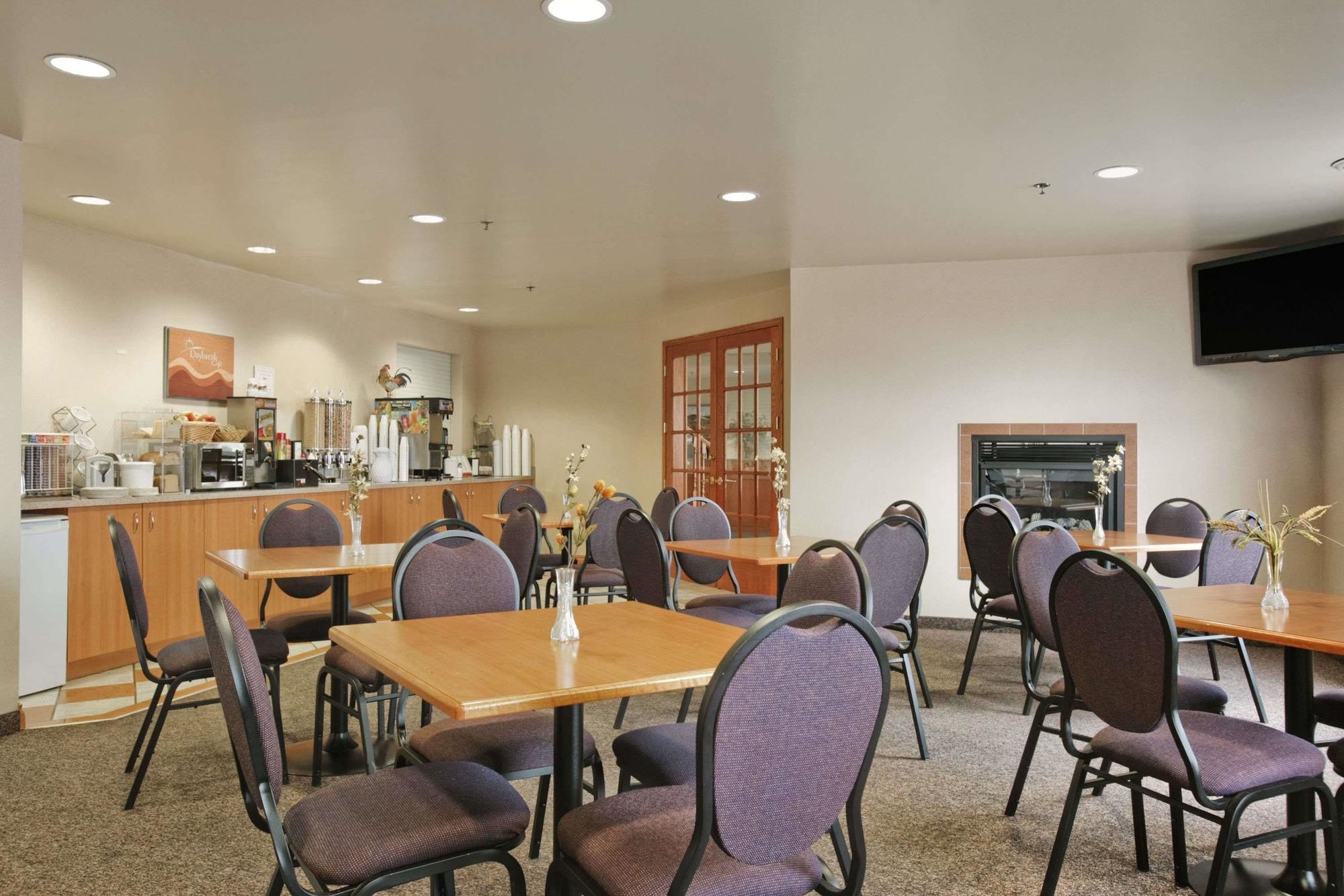 Фото Days Inn & Suites by Wyndham Thompson