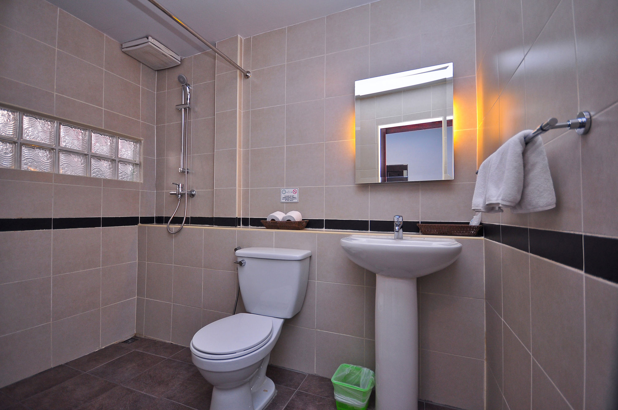 Фото Phuket Airport Hotel