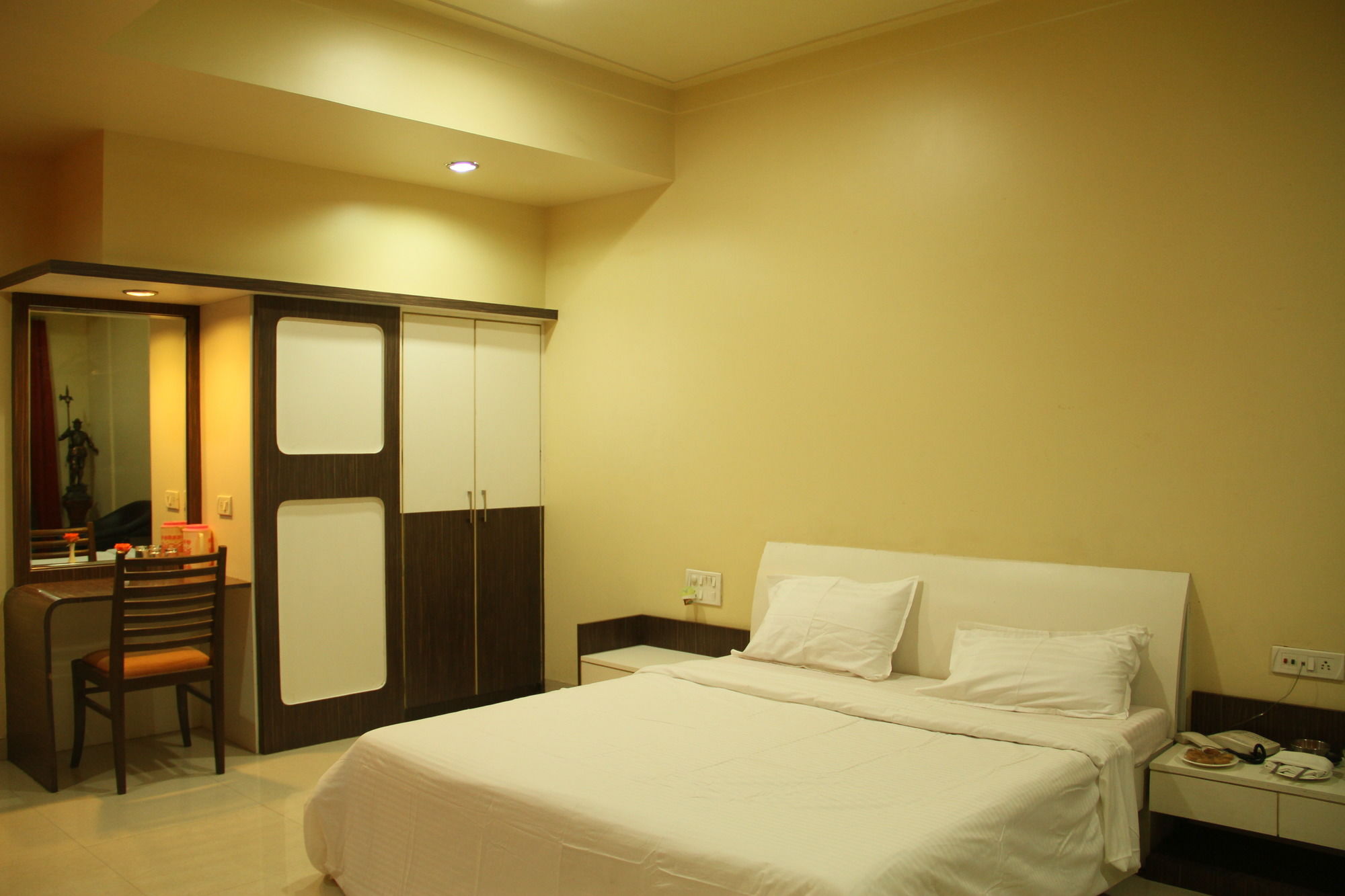 Фото The Manor Hotel