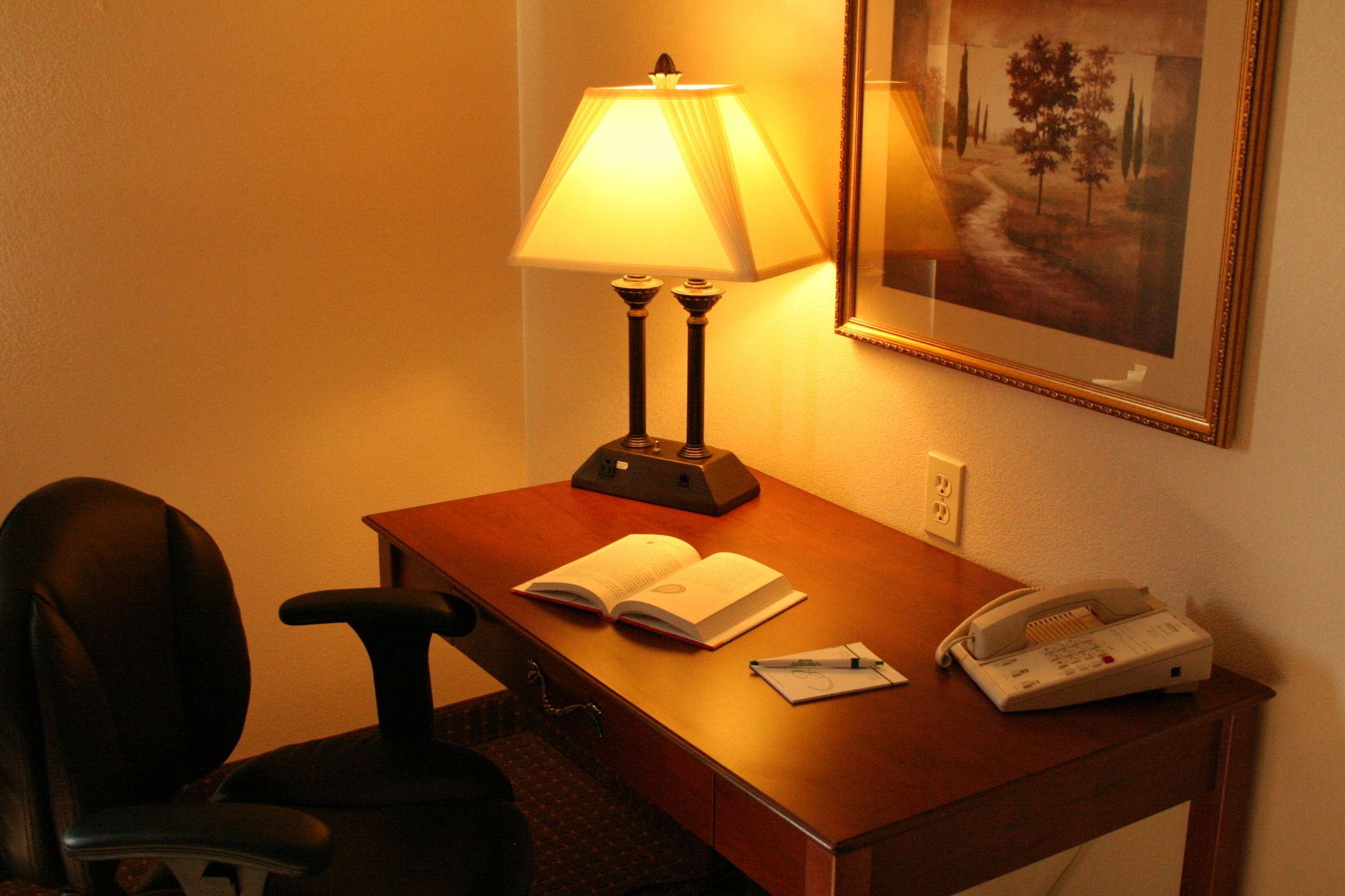 Фото Expressway Suites Fargo