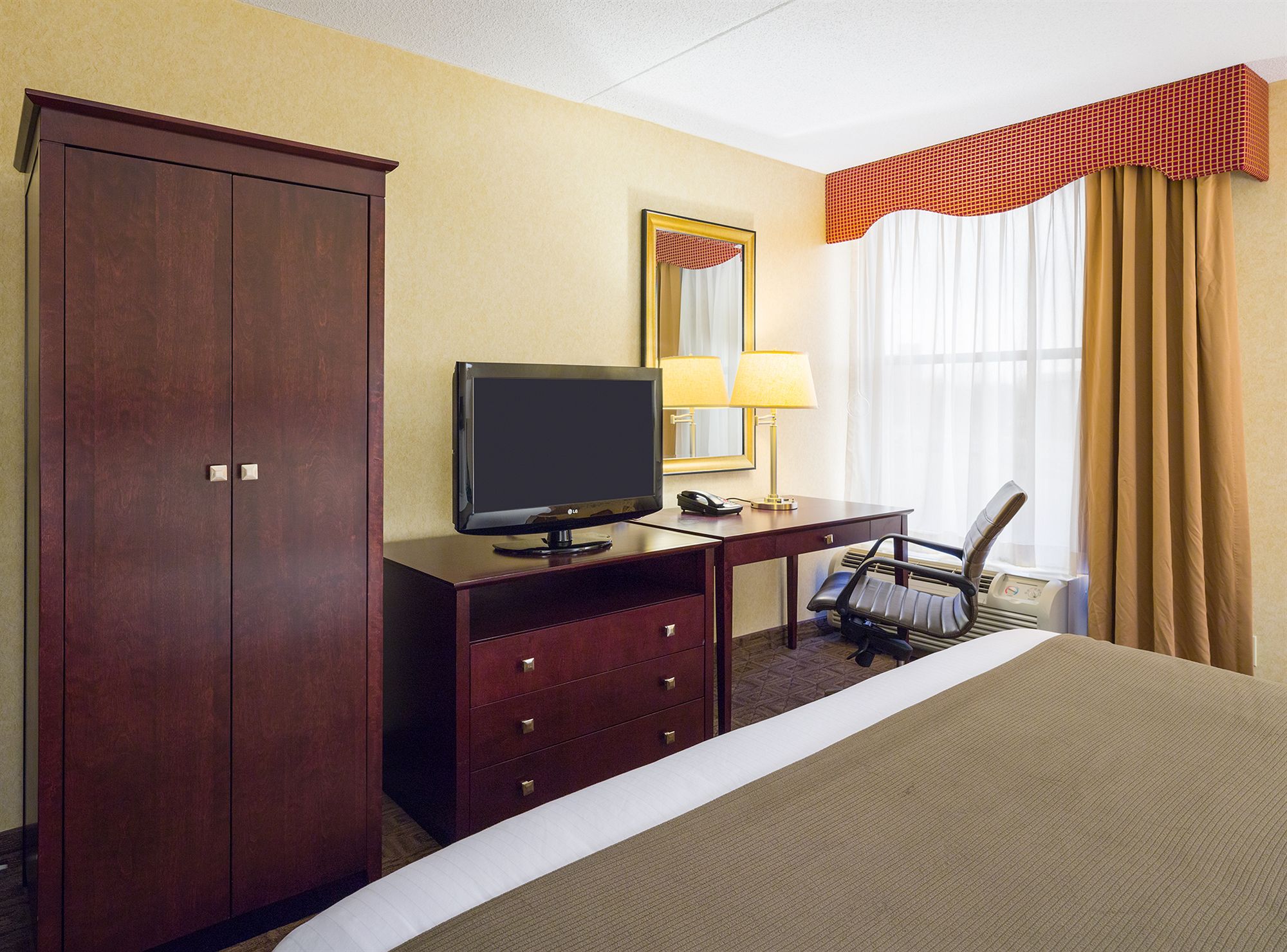 Фото Holiday Inn Express Washington DC East Andrews AFB by IHG