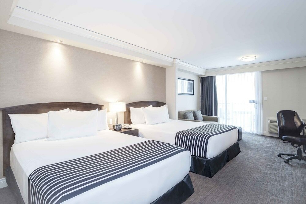 Фото Sandman Signature Toronto Airport Hotel