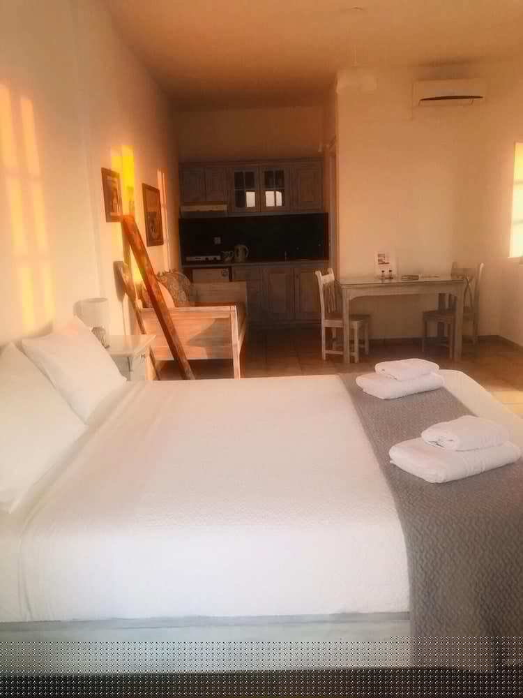 Фото Vrachia Studios & Apartments