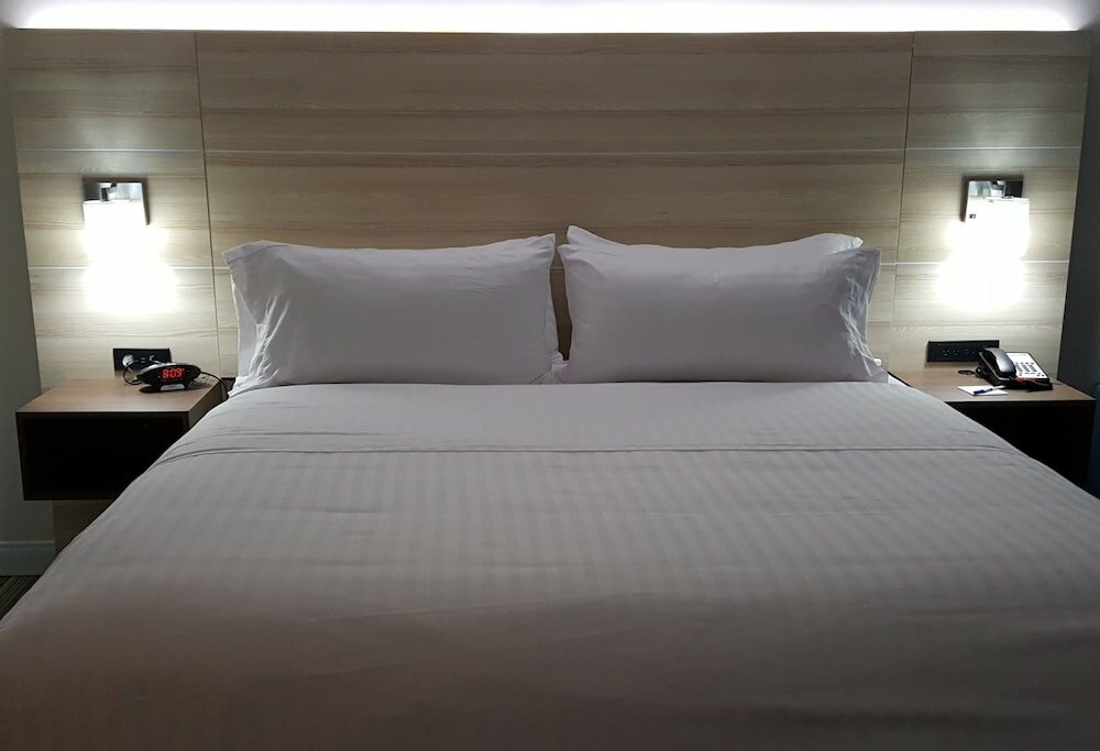 Фото Holiday Inn Express & Suites Toledo West, an Ihg Hotel