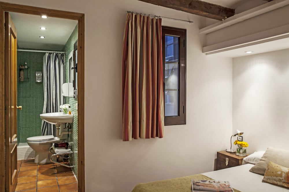 Фото AinB Las Ramblas-Guardia Apartments