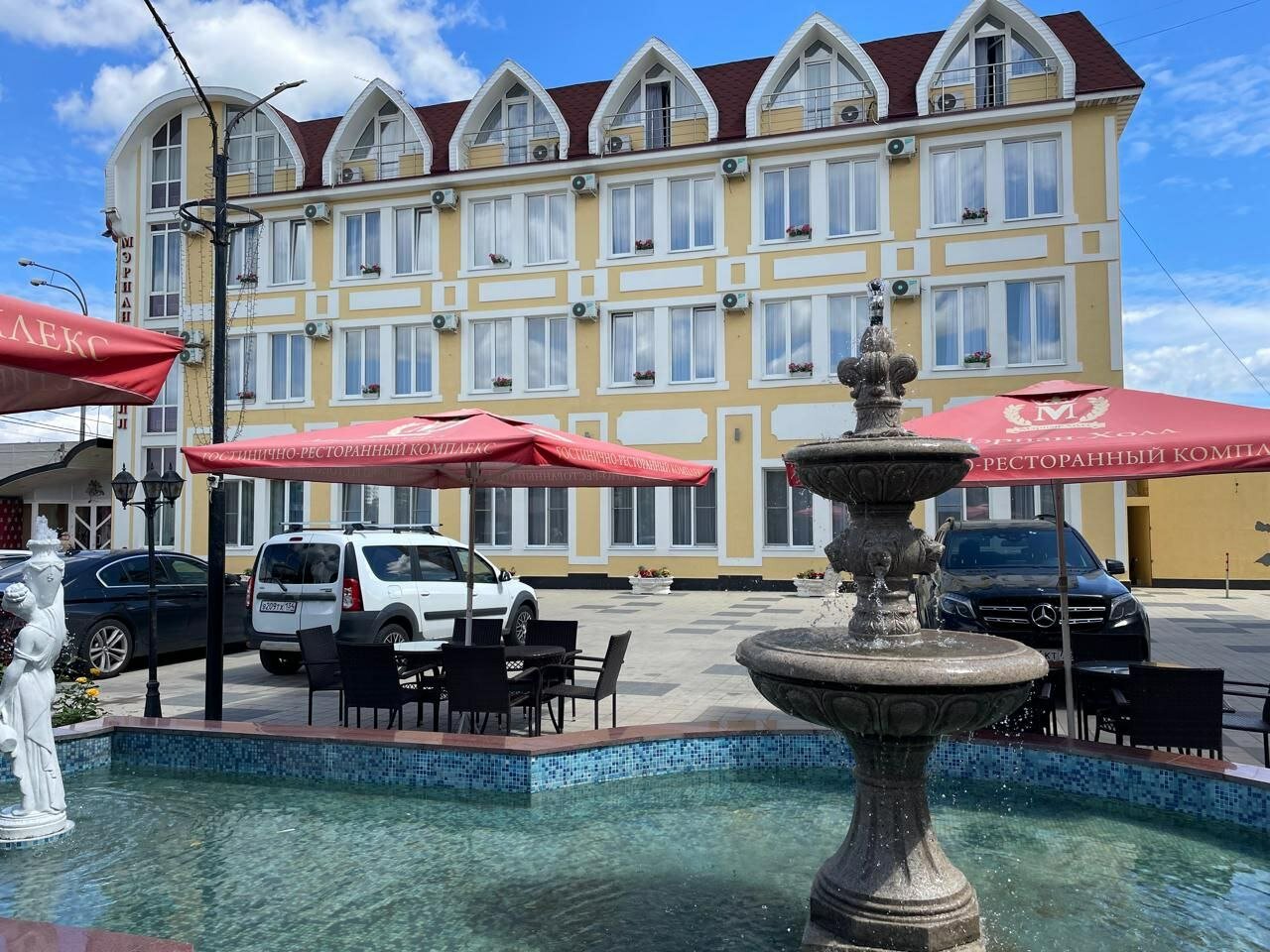 Фото Мэриан Холл