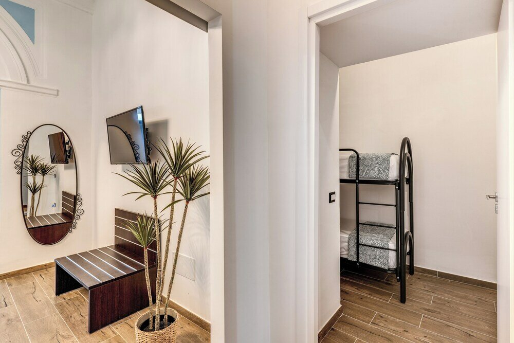 Фото The Quarters Naples Apartment