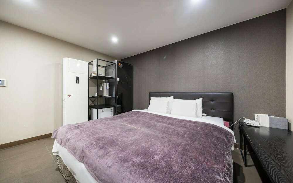 Фото Suwon City Hall Station Tumi