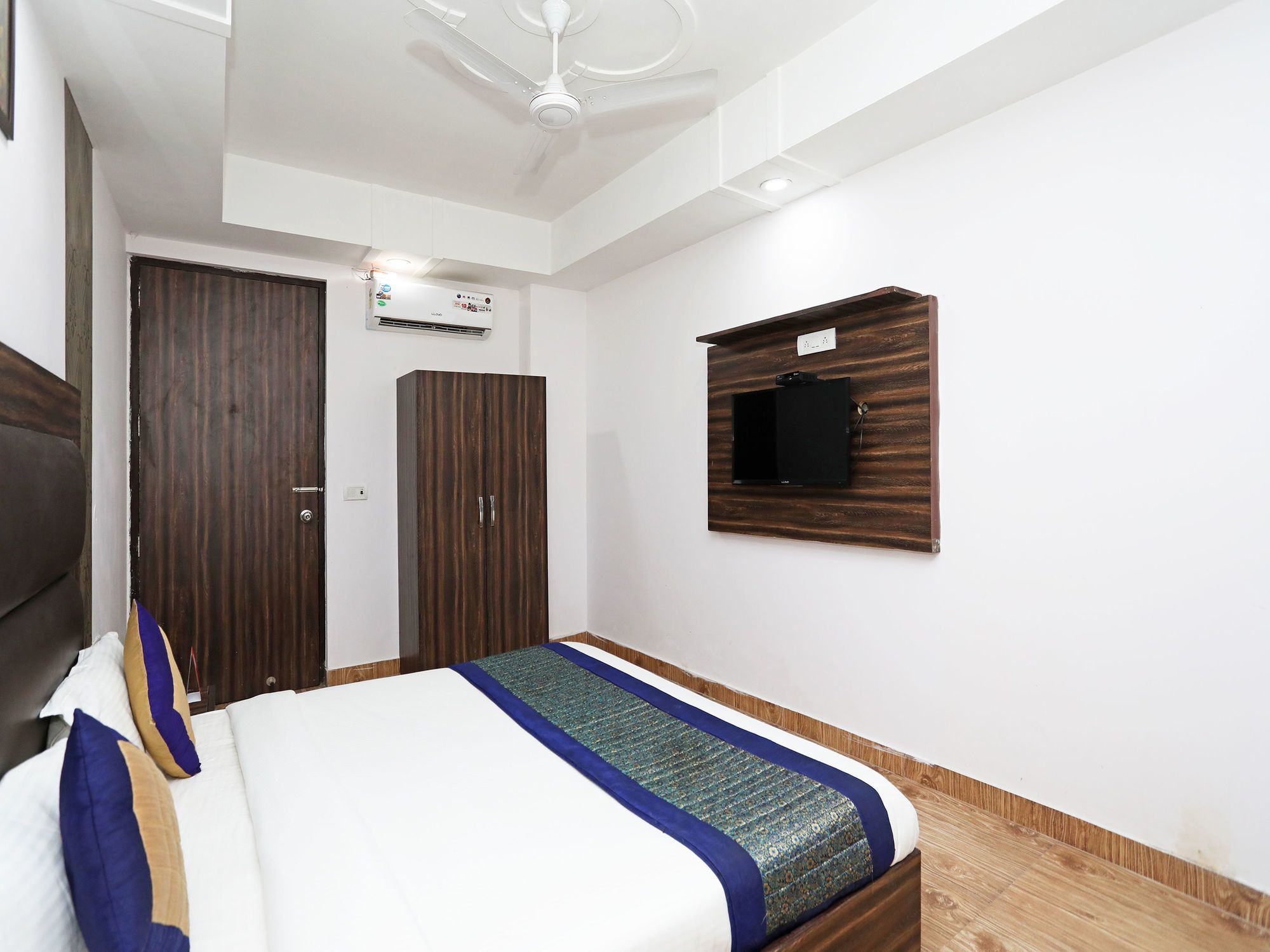 Фото Oyo 10795 Hotel Rs Residency