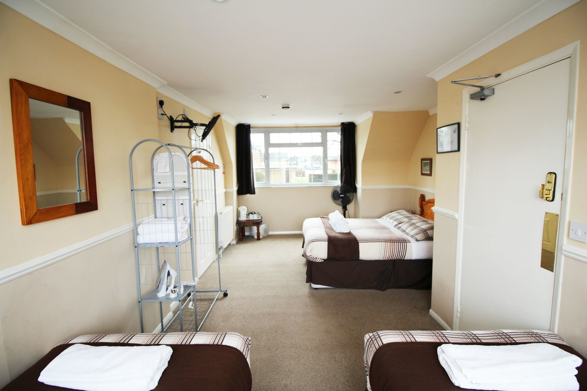 Фото Flexistay Ambers Gatwick Aparthotel