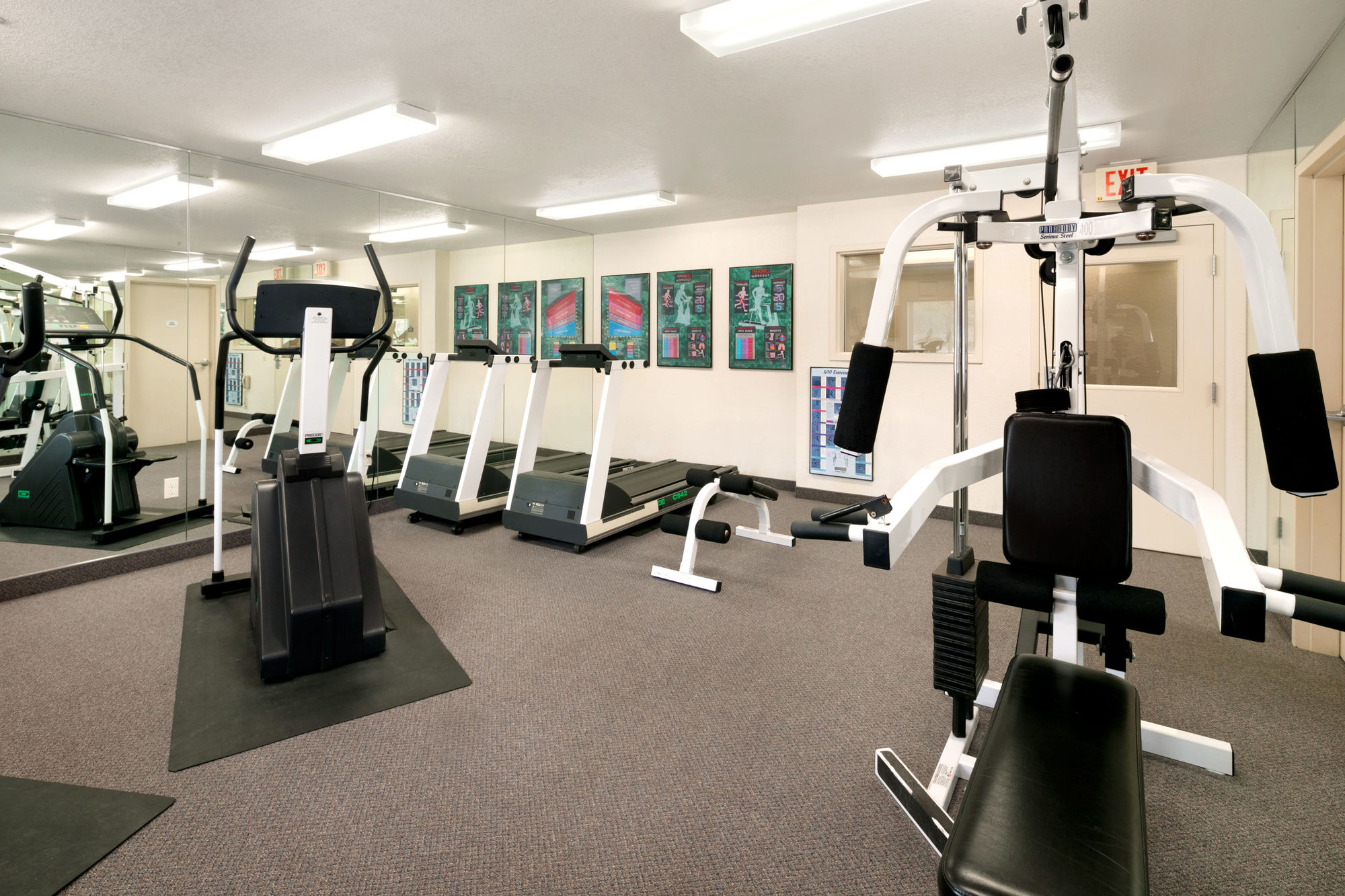 Фото Days Inn & Suites by Wyndham Green Bay Wi