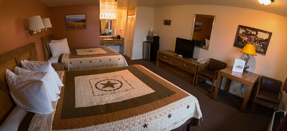 Фото Broken Spur Inn & Steakhouse