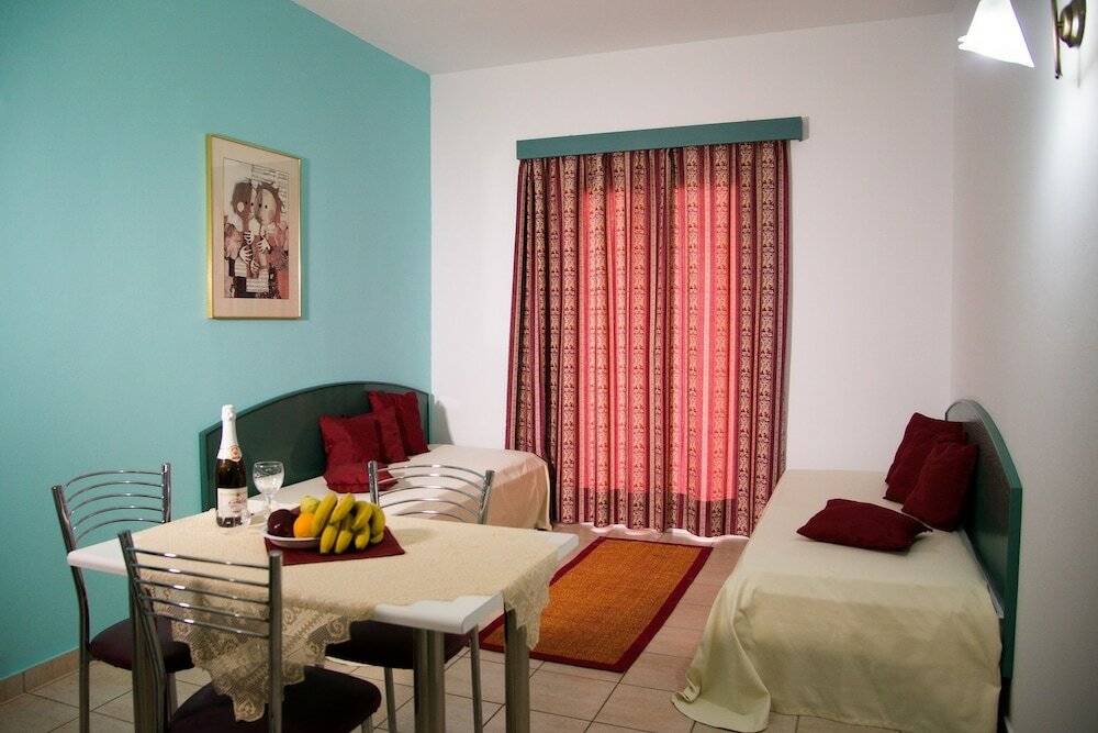 Фото Theoni Apartments