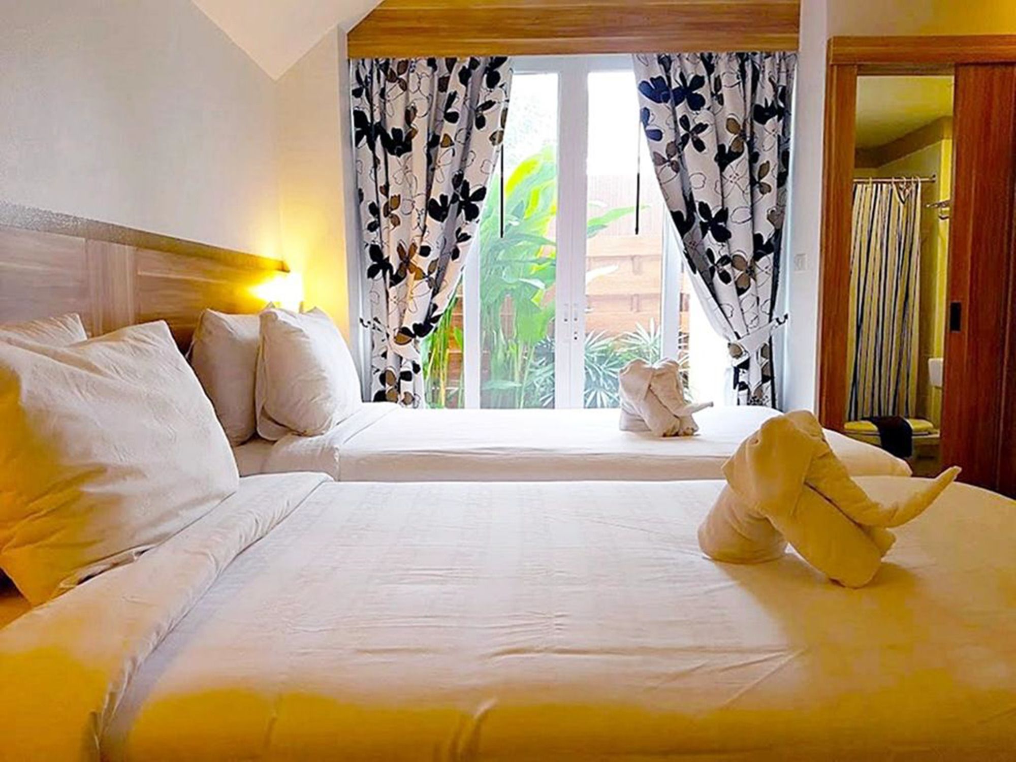 Фото DinsoMon Hotel