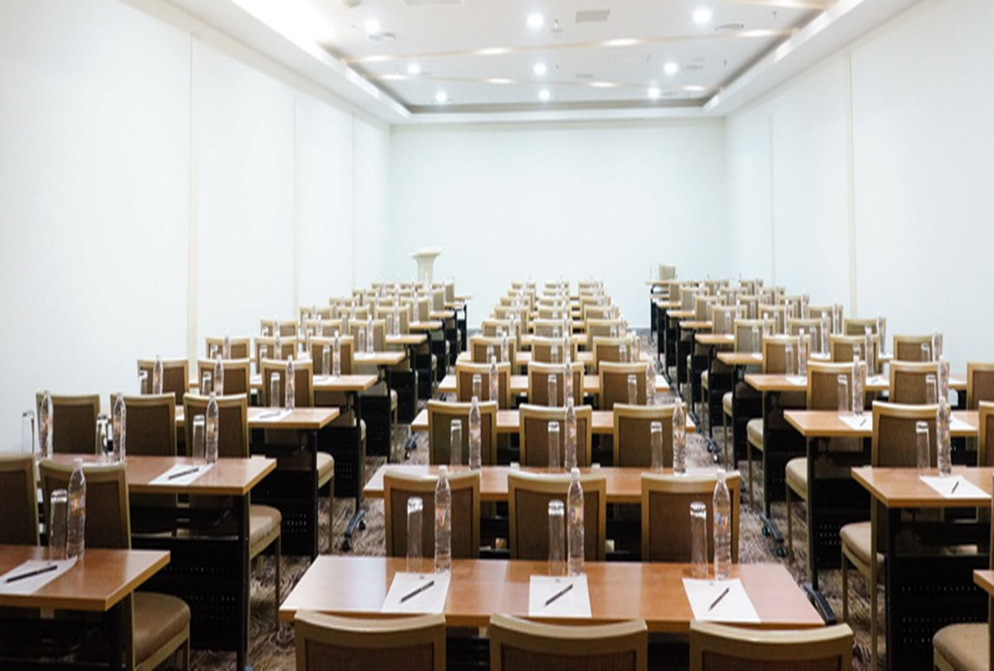 Фото The Waterfront Hotel