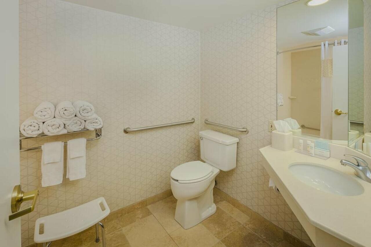 Фото Hampton Inn Madison East Towne Mall Area